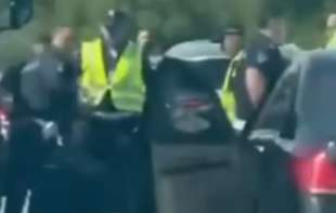 Policajci besomučno šutiraju čoveka na zemlji: Uznemirujući snimak se deli na mrežama! Šokantno! (UZNEMIRUJUĆI VIDEO)