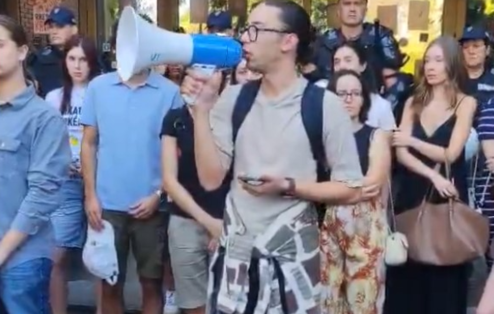 Novi protest ispred Filozofskog u Novom Sadu: Studenti dali pet zahteva dekanu, on poziva na razgovor (VIDEO)