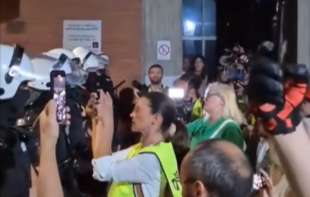 „Filozofski te zove“: Novi skup ispred Filozofskog fakulteta u Novom Sadu, policija ispred ulaza (VIDEO)