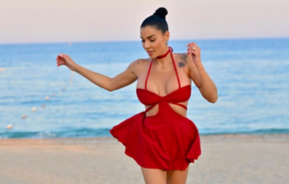 Pevačica u providnoj haljini, a muška ruka na intimnom delu FOTO