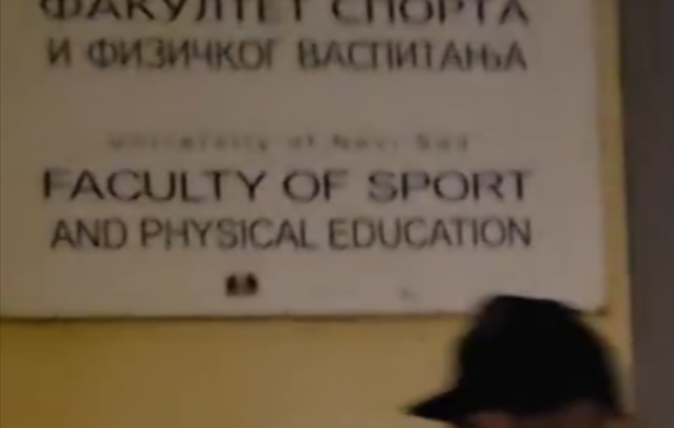 Dekan DIF-a u Novom Sadu tokom noći upao kroz prozor na fakultet (Video)
