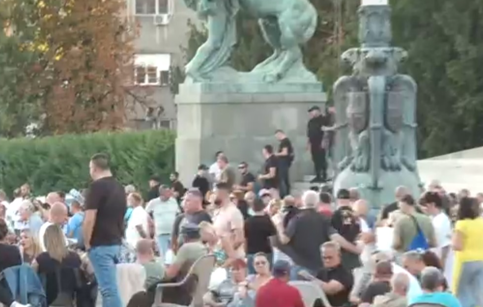 Život damo, Ćacilend ne damo: Večeras opet okupljanje naprednjaka na Trgu Nikole Pašića