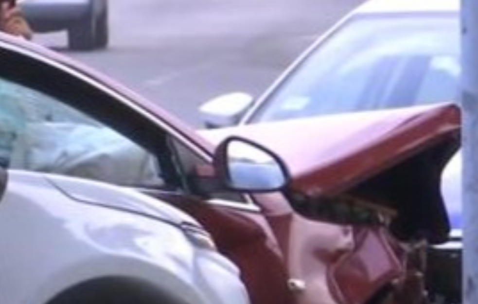 Teška nesreća na Karaburmi: Lančani sudar tri vozila, dve žene teže povređene 