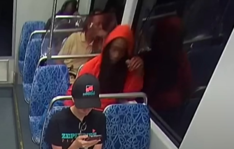 Jezivo: Narkoman nožem izbo devojku u vozu, putnici umesto da pomognu snimali kako umire (UZNEMIRUJUĆI VIDEO)