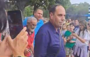 Roditelji đaka u Mirijevu i jutros dočekali SNS direktora škole, on pobegao čim ih je video