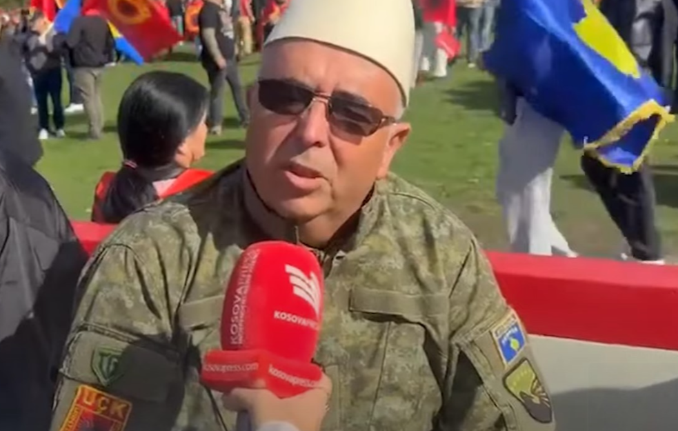 Divljanje Albanaca u Hagu: Stavili zastavu OVK na vrata ambasade Srbije i vređali zaposlene (VIDEO)