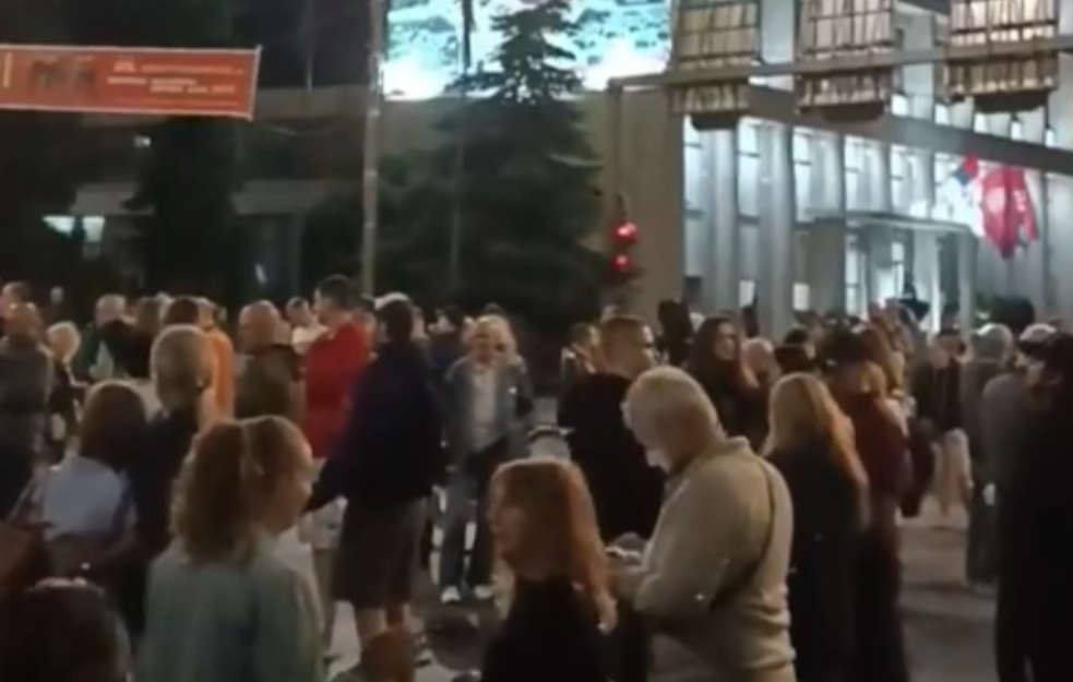 Arhiv javnih skupova objavio broj roditelja na sinoćnom protestu, evo koliko ih je bilo
