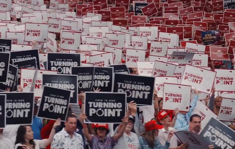 Heroj konzervativne Amerike: Desetine hiljada ljudi na komemoraciji Čarliju Kirku (VIDEO)