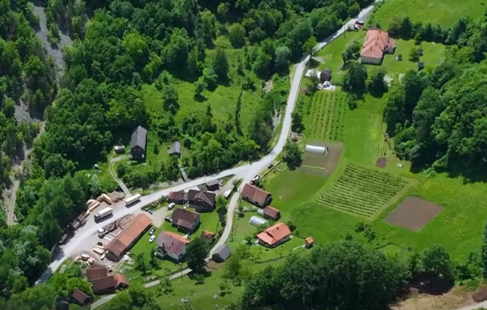U ovom selu pravi se najstarija čista rakija šljivovica: Radisav je šesta generacija koja čuva tradiciju