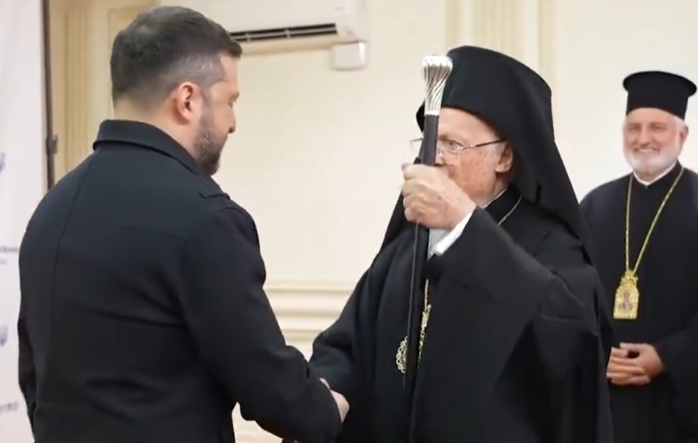 Vaseljenski patrijarh Vartolomej šokirao pravoslavni svet: Zelenskog pozdravio nacističkim pozdravom (VIDEO)