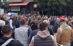 Kao u Top listi nadrealista: Vlast organizovala demonstracije ispred RTS-a, izneta tri bizarna zahteva
