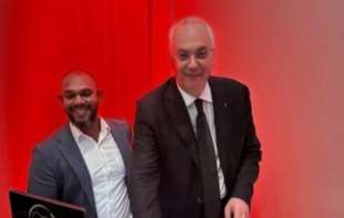 Skandal ambasadora Srbije u SAD: Šutanovac Pupinov dan pretvorio u kafansku žurku, u ambasadi treštala Ceca (VIDEO)