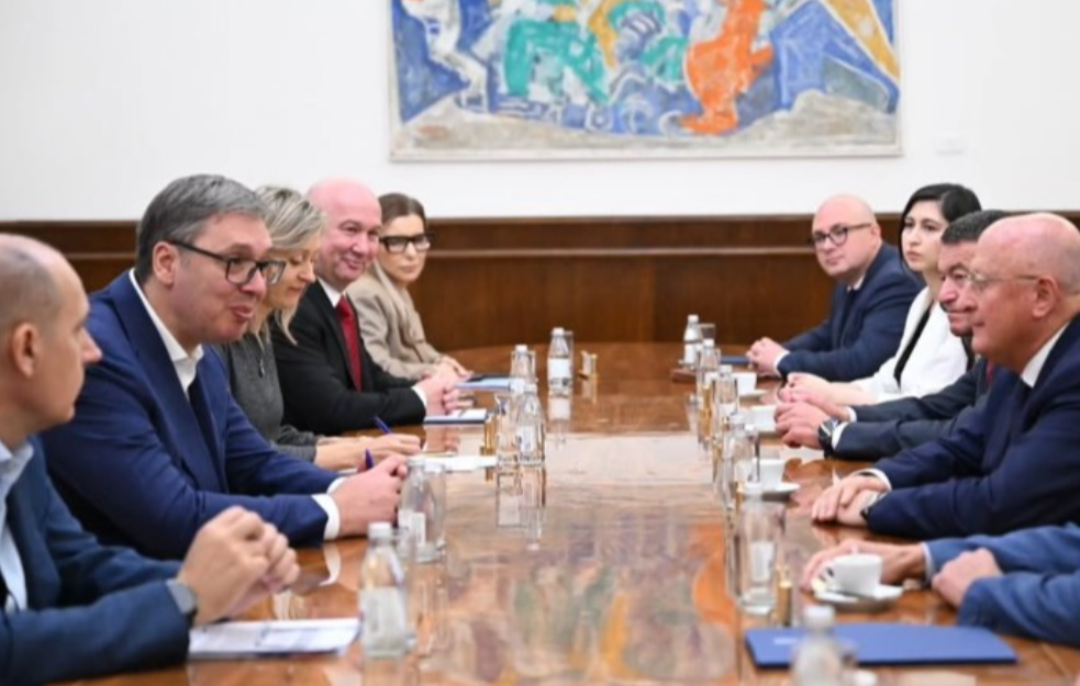 Vučić sa stručnjacima iz Rusije: Srbija spremna i zainteresovana za rusku vakcinu protiv onkoloških bolesti