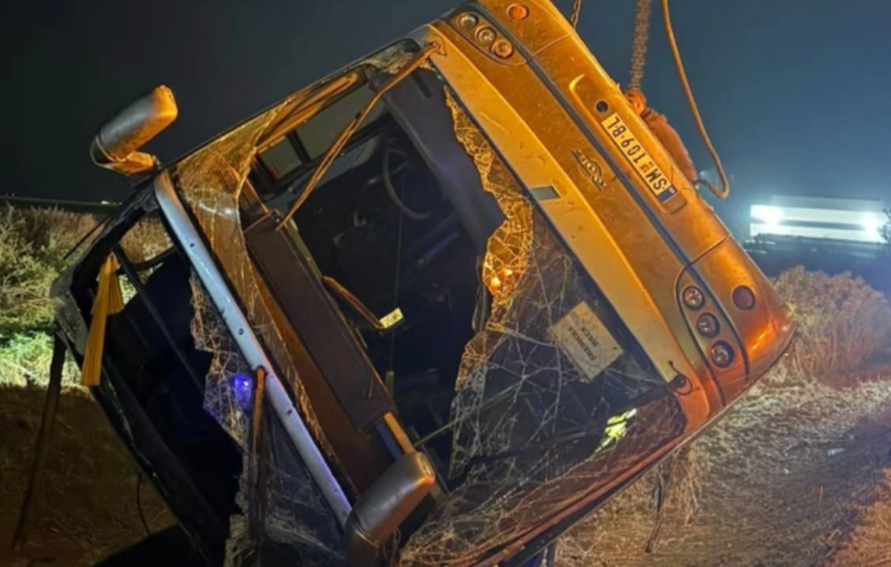 Izvučen autobus koji je sinoć sleteo kod Sremske Mitrovice: Troje stradalo
