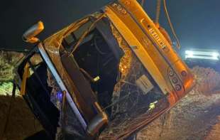 Izvučen autobus koji je sinoć sleteo kod Sremske Mitrovice: Troje stradalo
