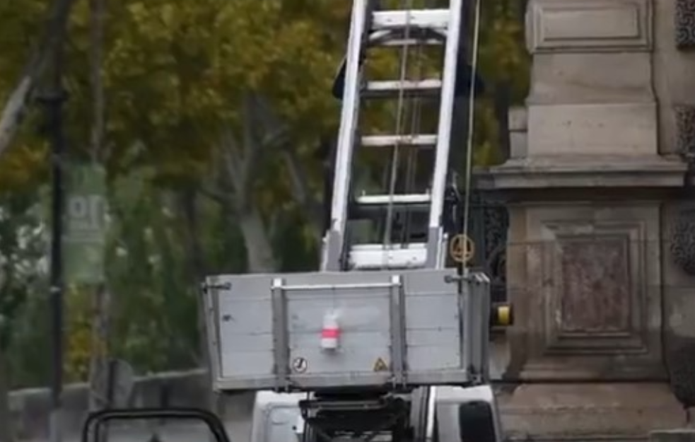 Filmska pljačka u Luvru: Lopovi koristili kamion-dizalicu, neprocenjiv nakit ukraden za nekoliko minuta (VIDEO)