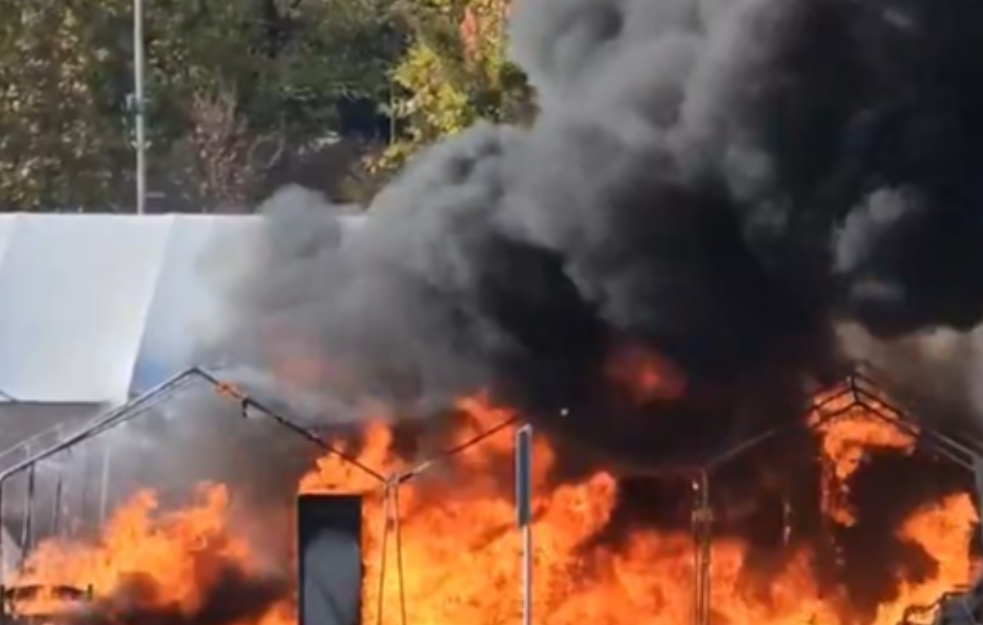 Gori Ćacilend! U jednom od šatora ispred Narodne skupštine izbio veliki požar  (VIDEO)