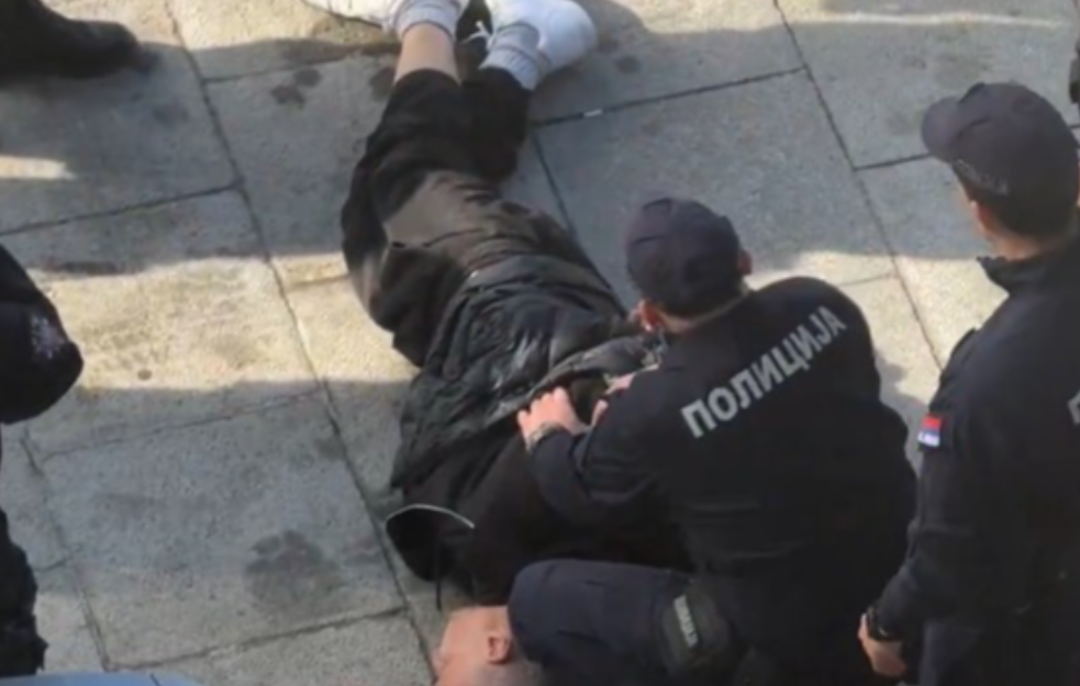 Pre požara u Ćacilendu se čula pucnjava: Dramatične scene ispred Skupštine, policija uhapsila muškarca (VIDEO)
