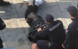Pre požara u Ćacilendu se čula pucnjava: Dramatične scene ispred Skupštine, policija uhapsila muškarca (VIDEO)