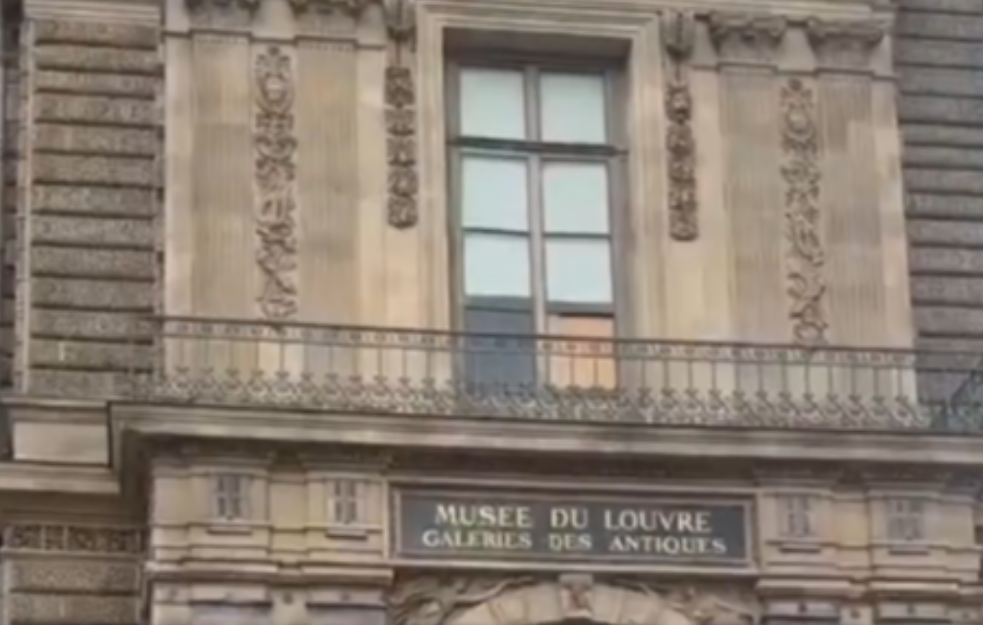 Pariz ima novu  turističku atrakciju: Polomljeni prozor Luvra kroz koji su lopovi upali