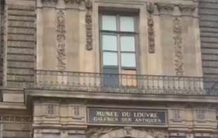 Pariz ima novu  turističku atrakciju: Polomljeni prozor Luvra kroz koji su lopovi upali