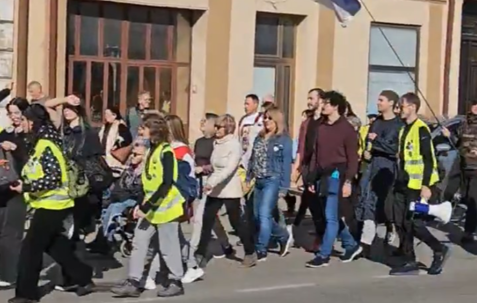 Lekcija o ljubavii solidarnosti: Studenti iz raznih delova Srbije pešače ka Novom Sadu (VIDEO)