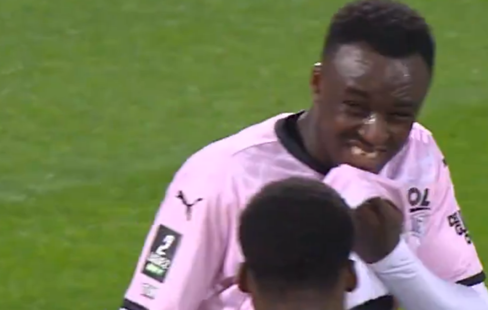 Fudbaler intervenisao ispred svog gola, pa izbio sebi zub (VIDEO)