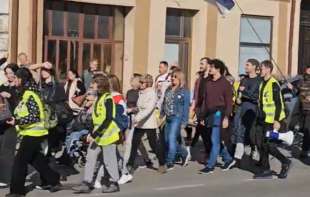 Lekcija o ljubavii solidarnosti: Studenti iz raznih delova Srbije pešače ka Novom Sadu (VIDEO)