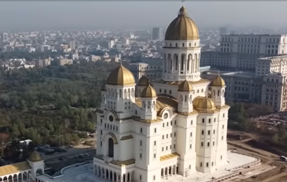 Haos ispred najvećeg pravoslavnog hrama na svetu: Vernici pokušali da nasilno uđu u Katedralu Spasenja Naroda u Bukureštu