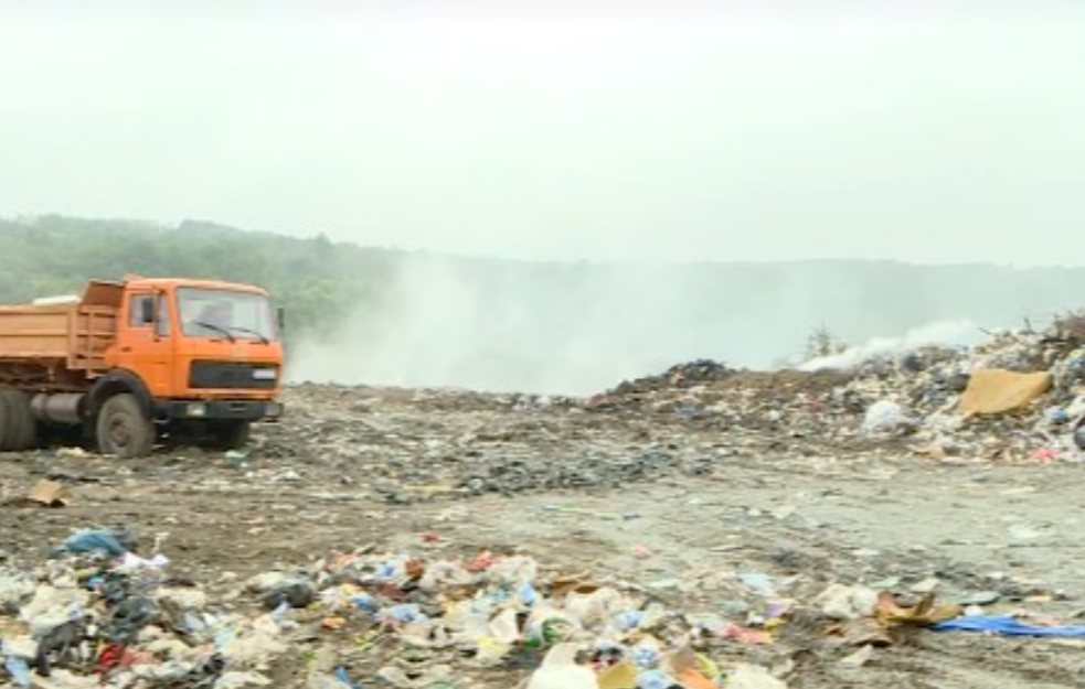 Deponija u Rekovcu gori danima: Otrovni dim i smrad guše meštane, opština "nema sredstava"