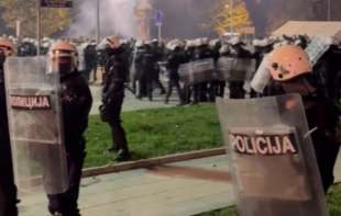 Puni se „ćacilend“, bačeni prvi topovski udari, nove snage policije kod Tašmajdana, Novosađani kreću za Beograd