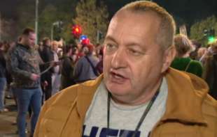 Lider DS-a pozvao građane ispred Skupštine da se ne razilaze: Vodi se epska borba za slobodu