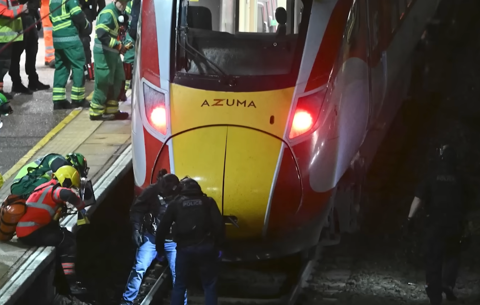 Železničar u životnoj opasnosti nakon što je pokušao da zaštiti putnike od napadača nožem u Velikoj Britaniji