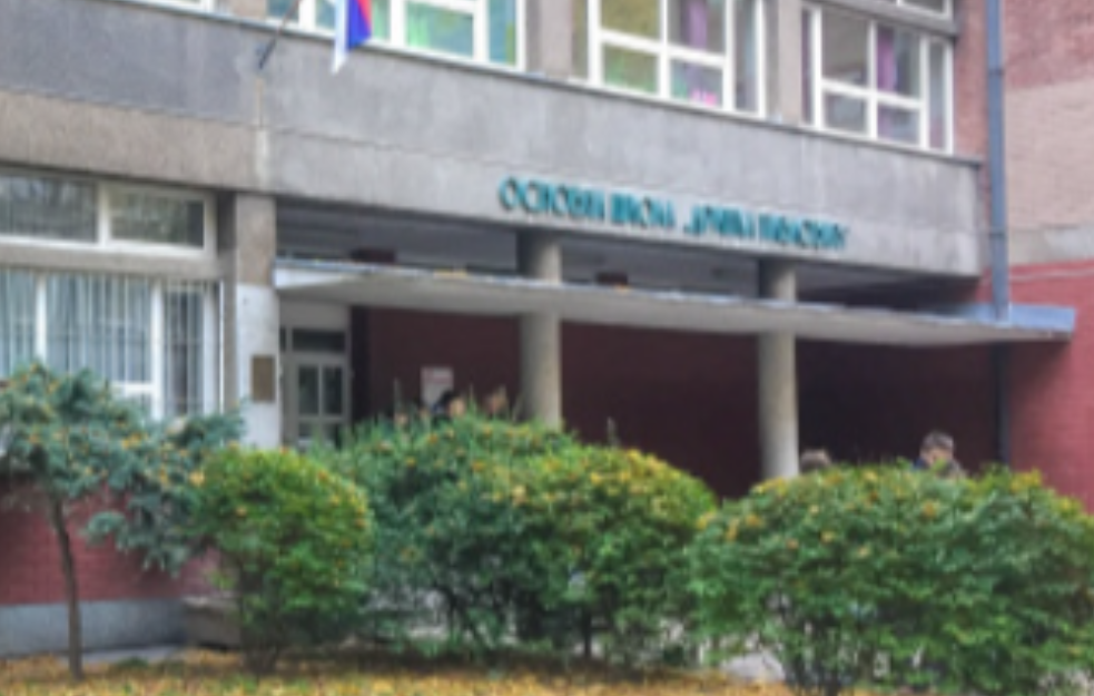 OŠ „Drinka Pavlović“ prelazi na onlajn nastavu „zbog nereda oko Skupštine i najavljenih protesta“