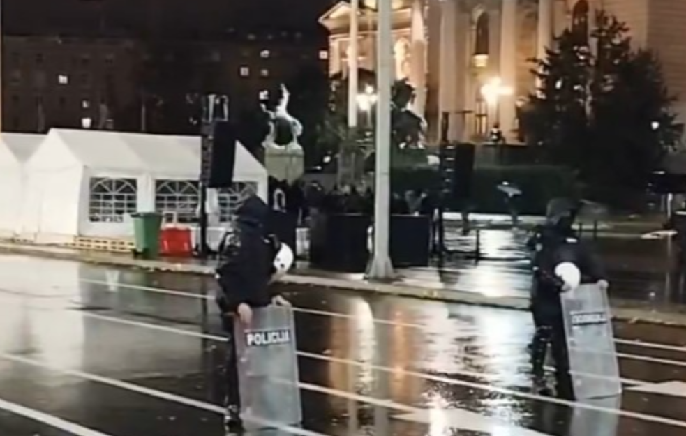 Građani i studenti i večeras ispred Ćacilenda: Nema sukoba, ćaciji se potukli između sebe (VIDEO)