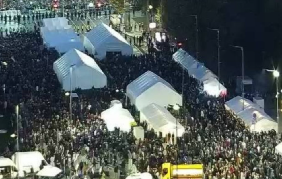 Srbi iz AP KiM koji pešače u Novi Sad svečano dočekani u Ćacilendu