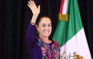 SKANDAL U MEKSIKU: Prolaznik poljubio predsednicu u vrat i pokušao da je uhvati za grudi