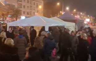 Niko nije sam: Nekoliko stotina Novosađana dalo podršku prevozniku Jaćimoviću i njegovom sinu (VIDEO)