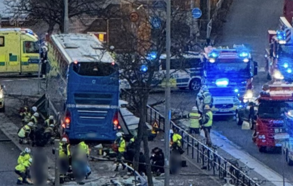Tragedija u Stokholmu: Šestoro stradalo kada je autobus uleteo u stajalište (UZNEMIRUJUĆI VIDEO)