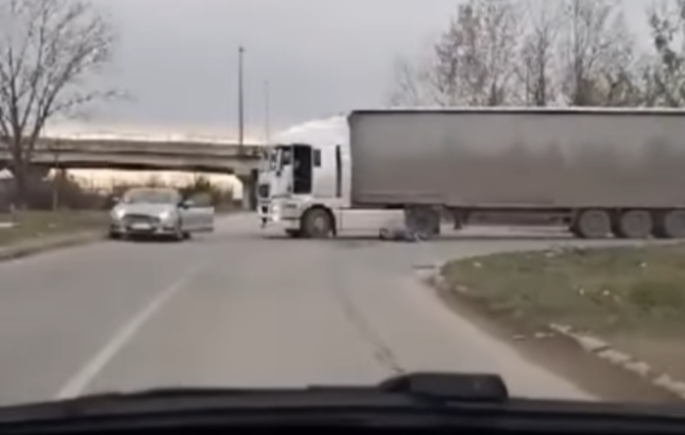  Šok snimak, svađa prerasla u okršaj, zaustavili saobraćaj ŽESTOKIM rvanjem!