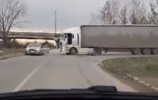  Šok snimak, svađa prerasla u okršaj, zaustavili saobraćaj ŽESTOKIM rvanjem!