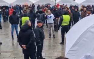 Ludilo Ćacilenda: Poslanici Biljani Đorđević Simo Spasić pretio nabijanjem na kolac a Vladimir Balać klanjem (VIDEO)