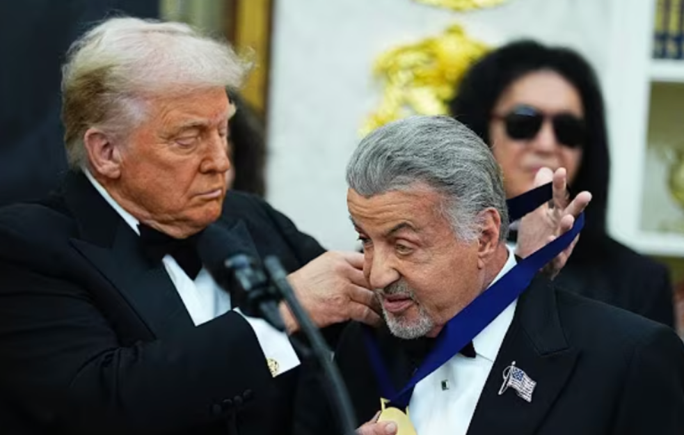 Tramp uručio priznanja glumcima i pevačima za doprinos američkoj kulturi: Među dobitnicima Silvester Stalone