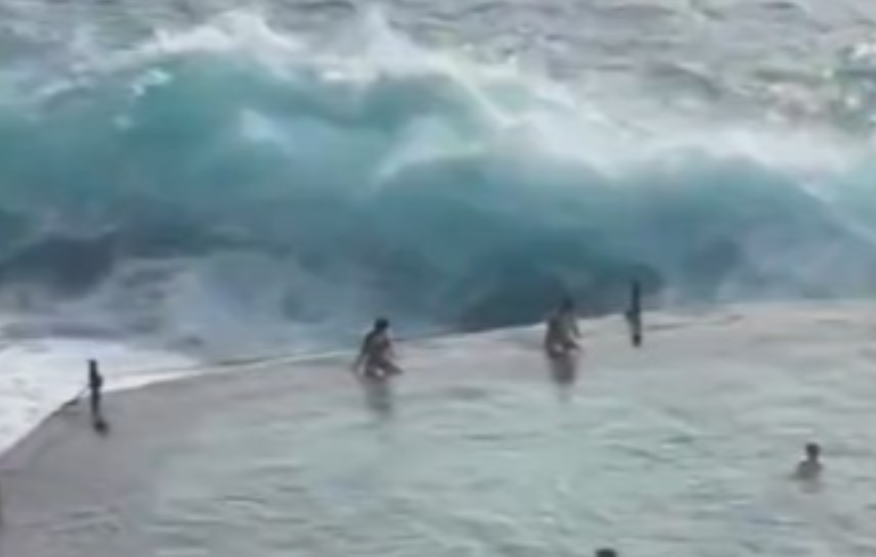Užas u Španiji: Snažan talas odvukao grupu plivača u more, četvoro poginulo (VIDEO)