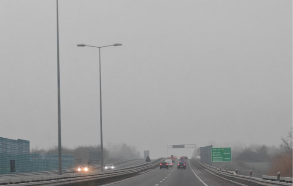 Putevi u Srbiji prohodni i bez snega, magla na više putnih pravaca, moguća poledica