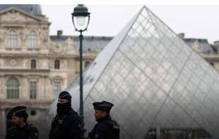 Pljačka Luvra: Ukradeno više od 8.000 dijamanata i 200 bisera vrednosti 88 miliona eura