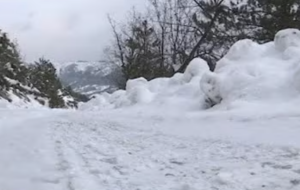 Sneg u Lici i Gorskom kotaru, na Jadranu olujna bura