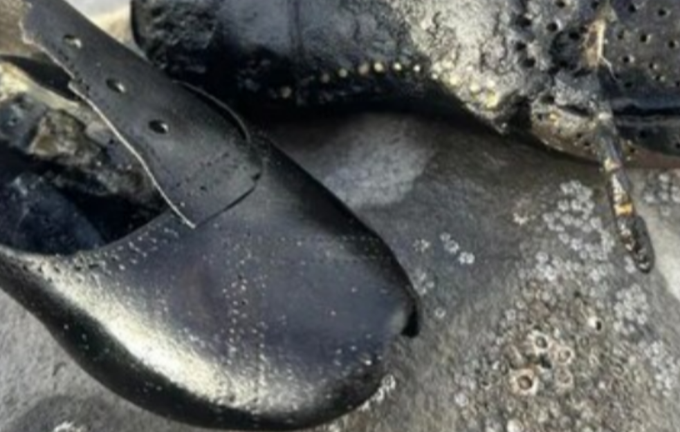 Šok otkriće! Stotine STARIH CIPELA izvučene iz peska, a mnoge imaju DEČJE ĐONOVE