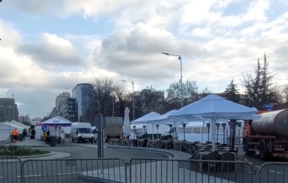 Uklonjen Ćacilend: Postavljaju se objekti za Božićno selo