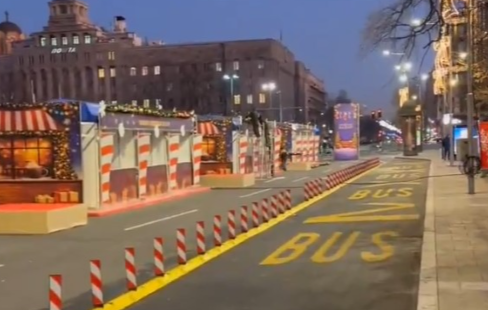 Ispred Skupštine Srbije postavljeni ukrašeni štandovi za božićno selo
